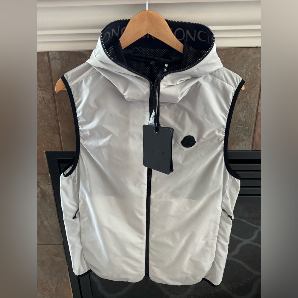 Moncler Pakito Men’s light gray and black Nylon Vest size 2/Medium